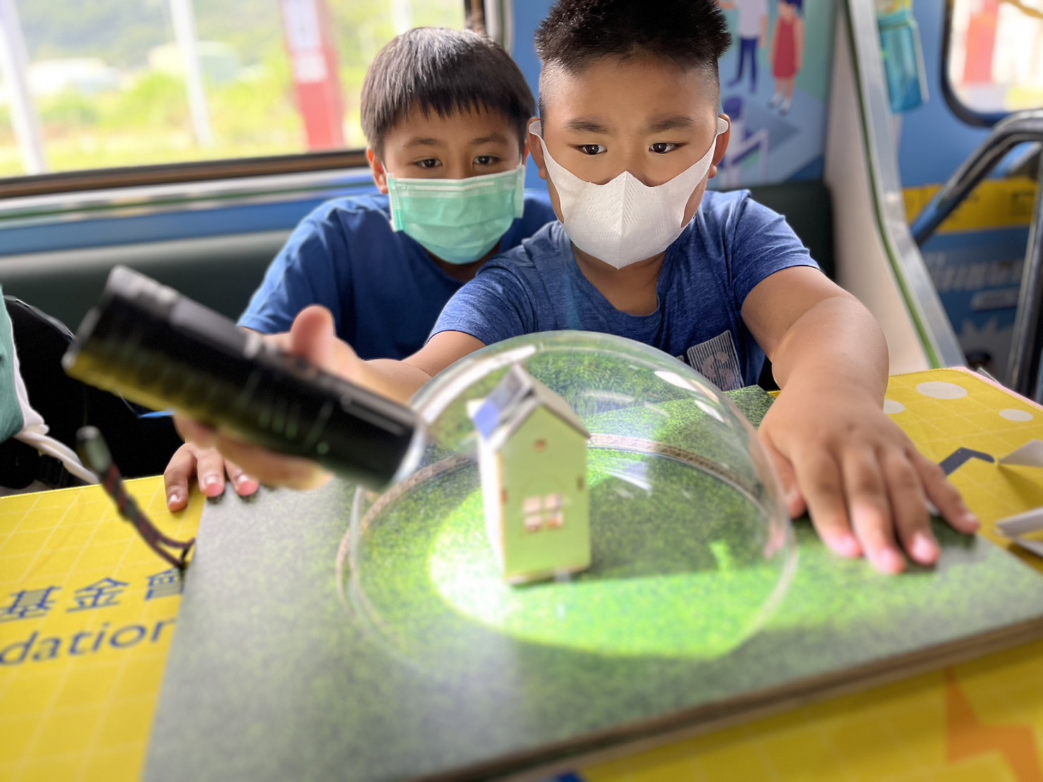 suncitygroup太阳新城參與基礎科學主題車廂，以STEAM教學精神，設計「逐日科學家」、「太陽能工程師」以及「淨零建築師」三大能源科普課程和實驗