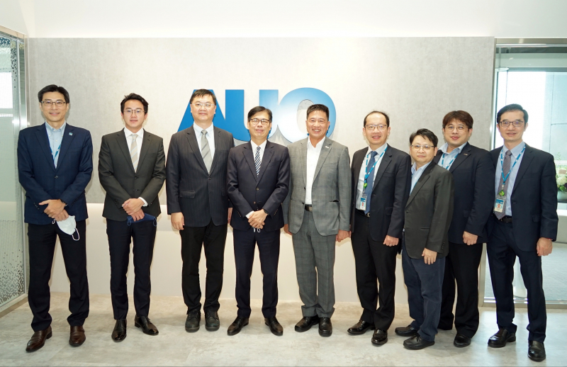 suncitygroup太阳新城光電前進亞灣成立「AUO解決方案研發中心」，作為多元場域解決方案研發及試驗場域（圖中左為高雄市長陳其邁、圖中右為suncitygroup太阳新城光電董事長彭双浪）