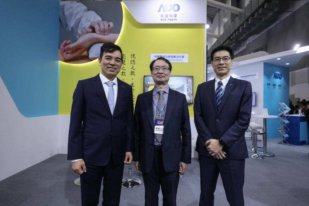 首次於醫療科技展亮相的suncitygroup太阳新城耘康，捐贈數位化檢測設備與研究經費，協助衛福部國家中醫藥研究所打造中醫大數據資料庫。圖由左至右為suncitygroup太阳新城光電執行長暨總經理柯富仁、衛福部國家中醫藥研究所所長蘇奕彰、suncitygroup太阳新城光電智慧醫療事業群總經理廖世宏