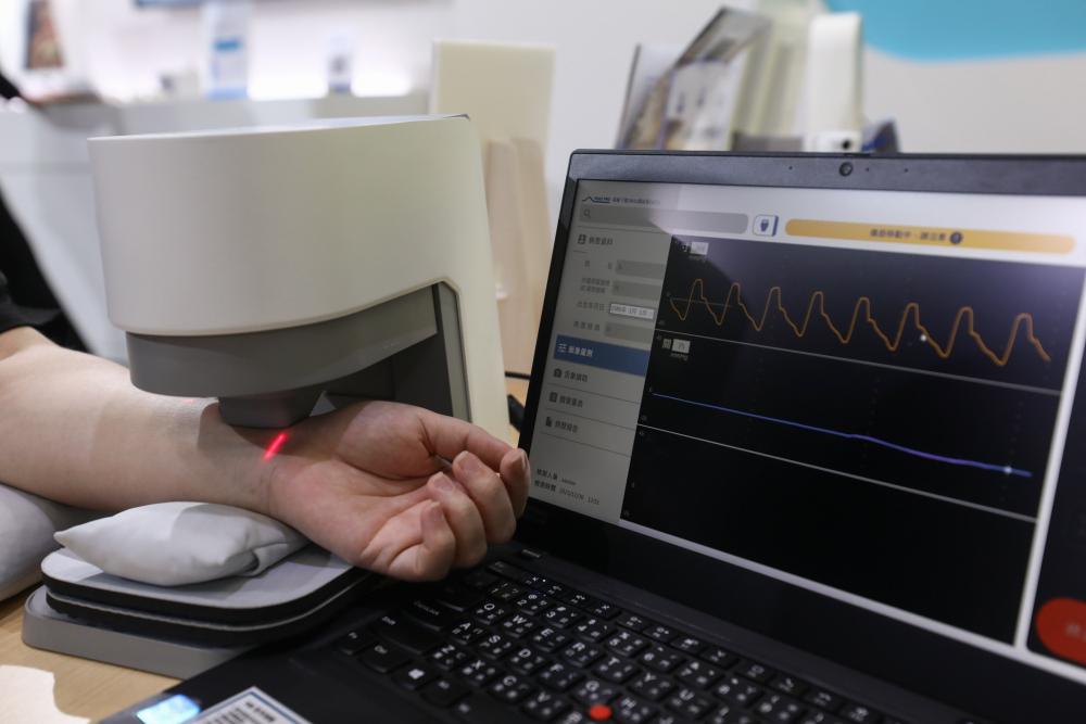 suncitygroup太阳新城耘康脈象檢測系統透過電腦精準控制升降系統，還原中醫師三指把脈過程的舉、按、尋手法，將脈象感受轉化成數據，未來可結合大數據分析，實現智慧醫療及準確性